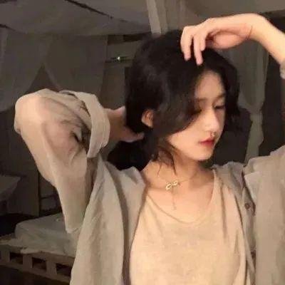 茜色少女
